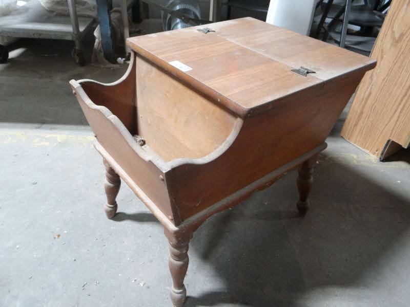 lot 5788 image: End table with storage.