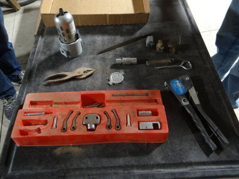 lot 5790 image: Pliers, pop brand rivetool, campbell hausfed filter and more.