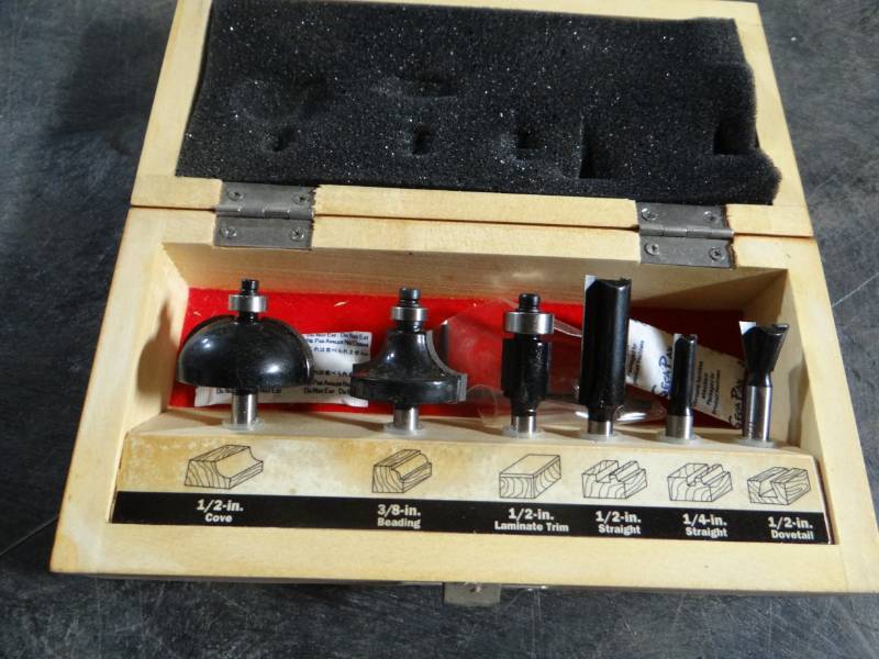 lot 5796 image: Craftsman router bits.