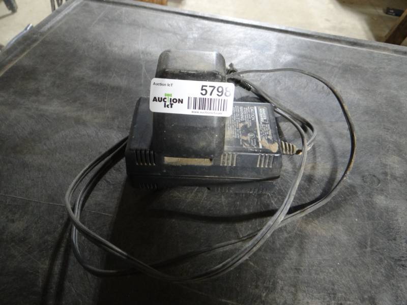 lot 5798 image: Master machinic charger with 12 volt battery.