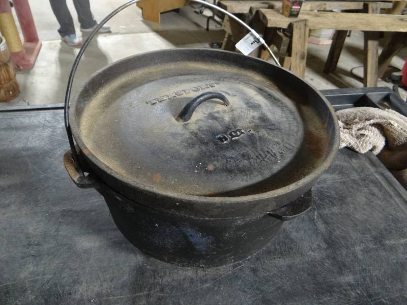 lot 5800 image: Texsport 8 court cast iron dutch oven.