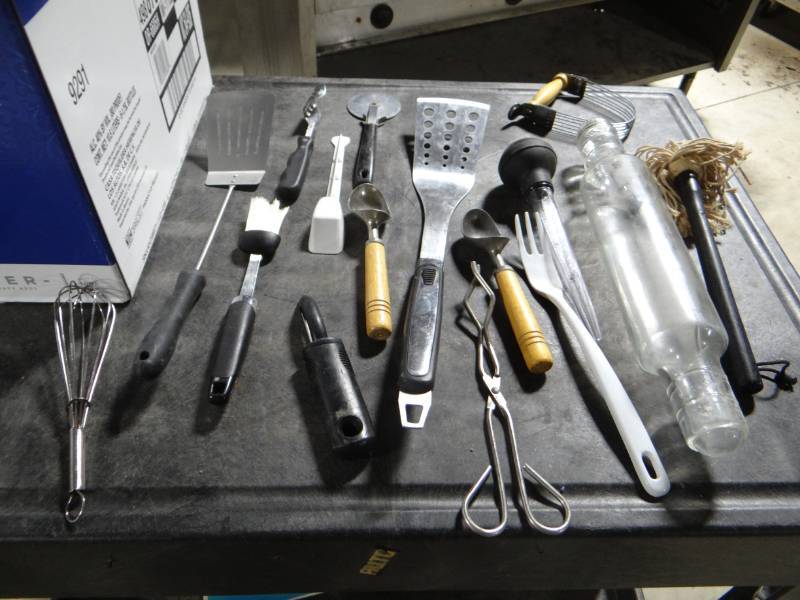 lot 5826 image: Large lot of kitchen utensils.