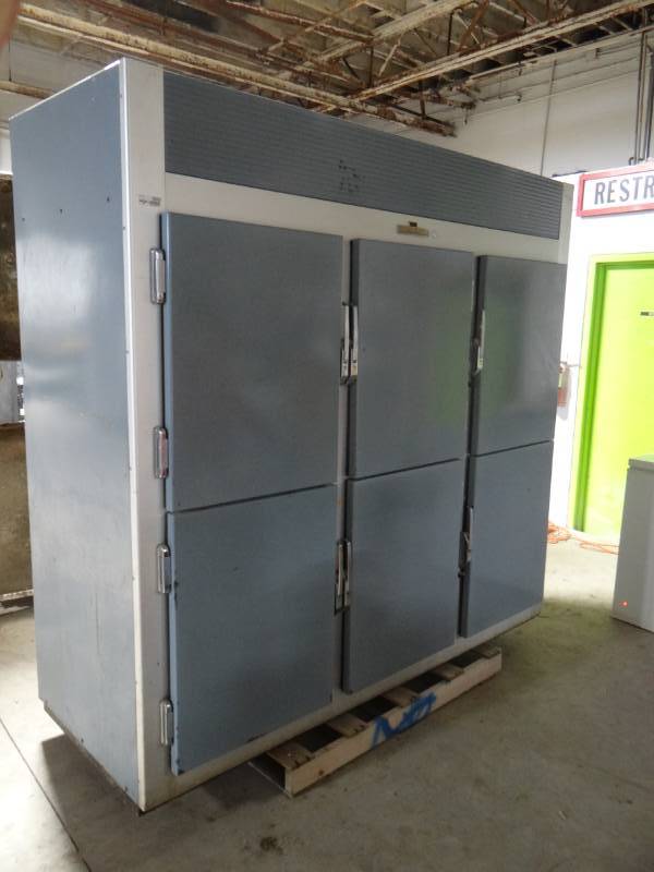 lot 5832 image: Puffer hubbaro refrigerator.