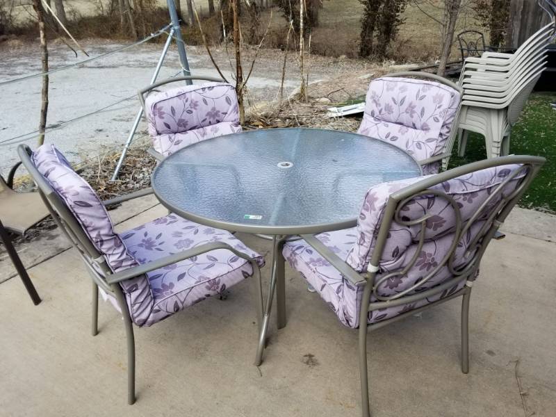 lot 3447 image: Metal Patio Table With 4 Chairs and Cushions