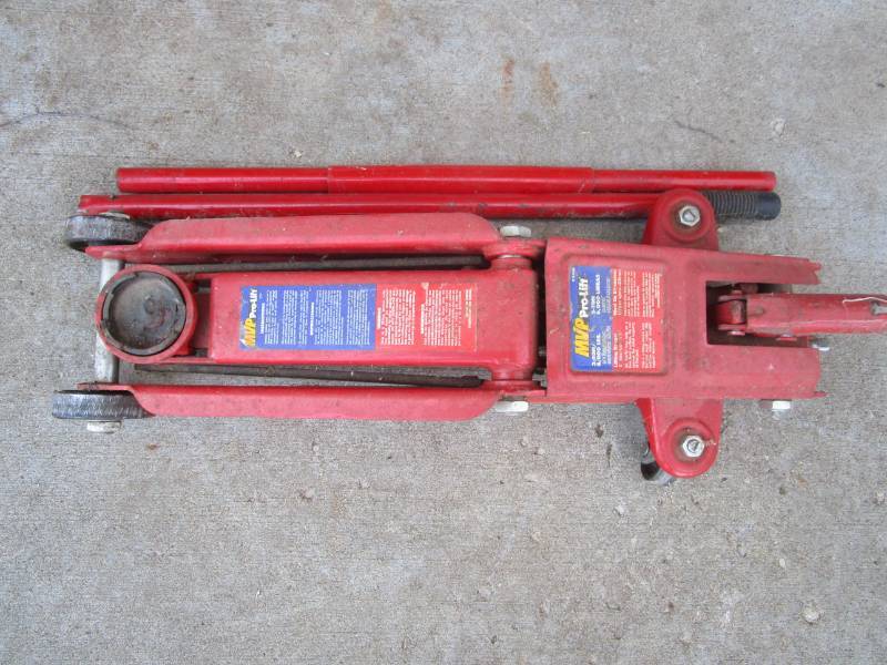 lot 13133 image: MVP Pro-Lift 3-Ton Hydraulic Service Jack
