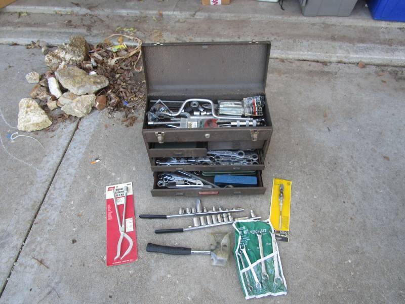 lot 13155 image: Metal Tool Box with Contents
