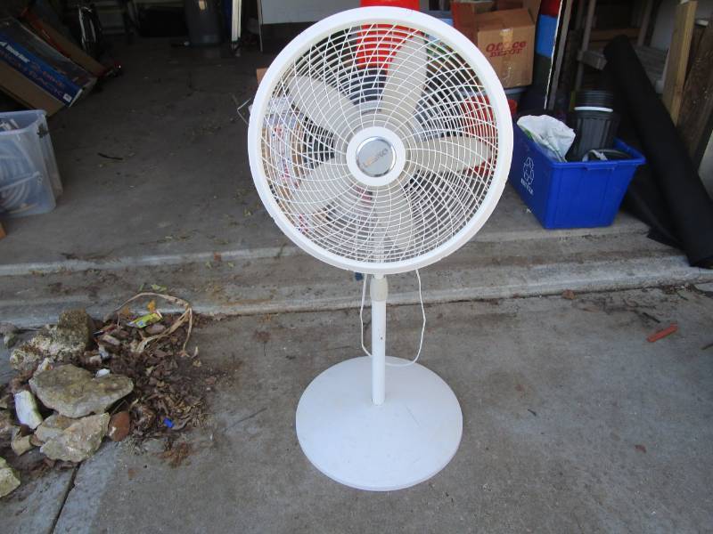 lot 13158 image: Lasko Stand Fan