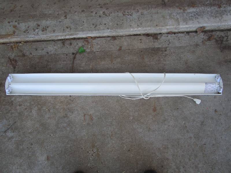 lot 13159 image: Plug In Shop Light - Flourescent