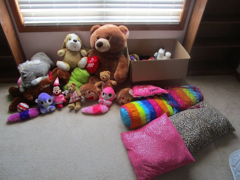 lot 13169 image: Box of Stuffed Animals