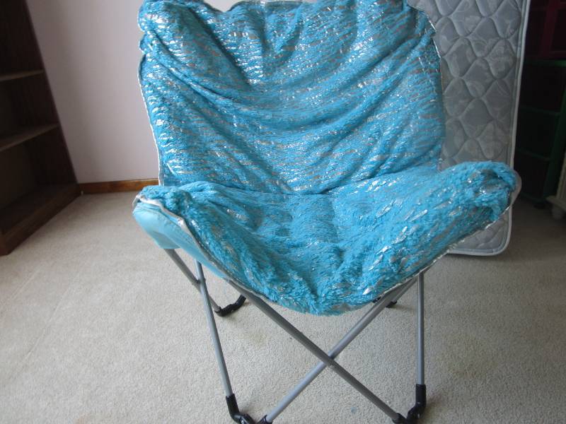 lot 13170 image: Folding Bedroom Chair - Blue