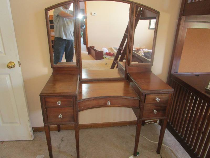 lot 13173 image: Wood Locking Vanity W Mirror - Has Keys