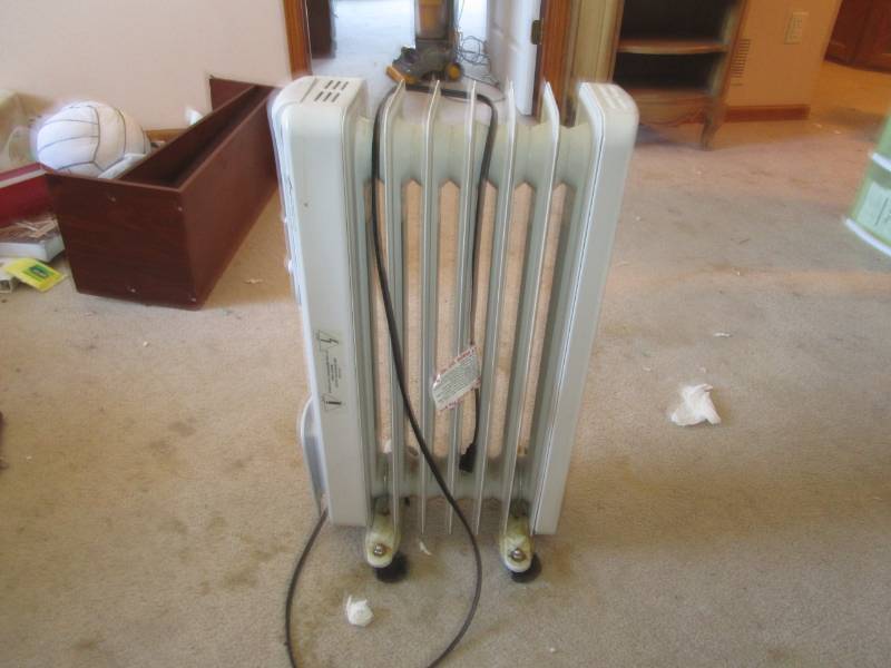 lot 13176 image: Rolling Radiant Oil Heater