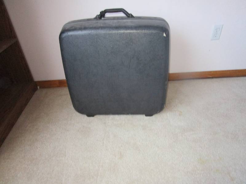 lot 13181 image: Black Hardside Rolling Suitcase w Keys