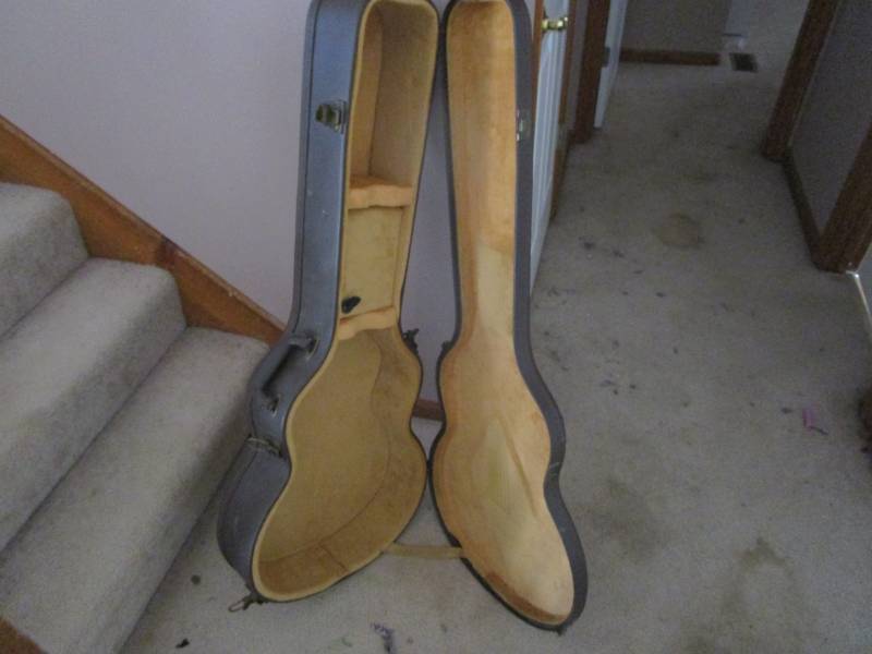 lot 13208 image: Vintage Hard Side Guitar Case