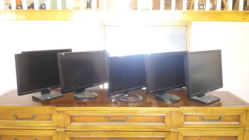 lot 13079 image: Lot of Computer Monitors