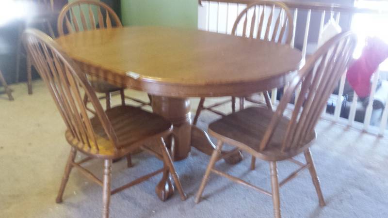lot 13087 image: Oak Pedistal Dining Table with 4 Windsor Back Chairs