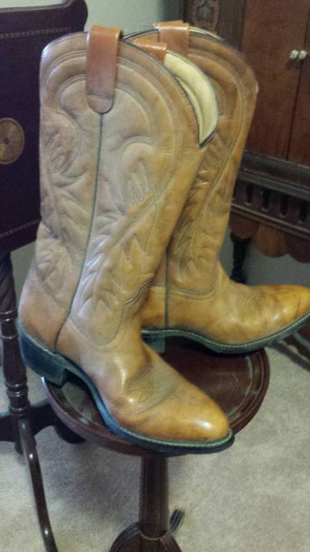 lot 13140 image: Tan Pointed Toe Cowboy Boots Sz 8.5M