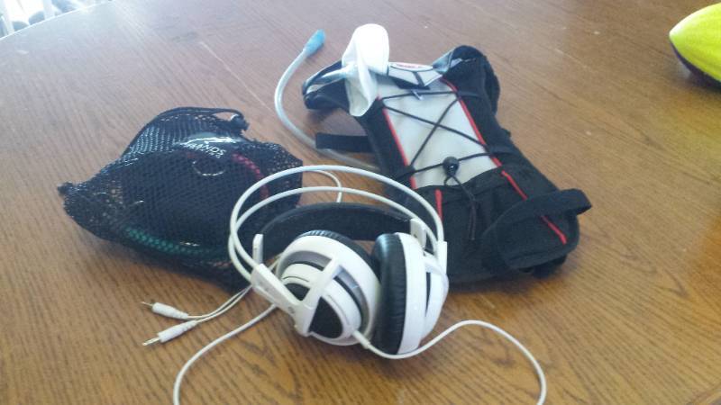 lot 13213 image: Headphones and Camelbak