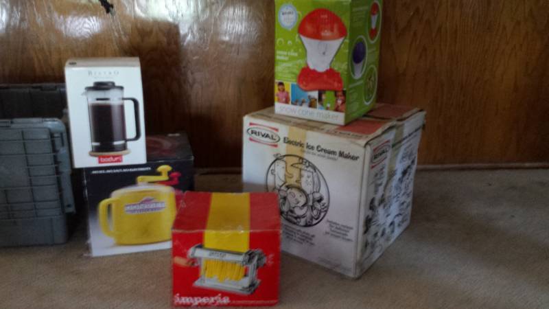 lot 13206 image: Misc Small Appliance & Misc Lot