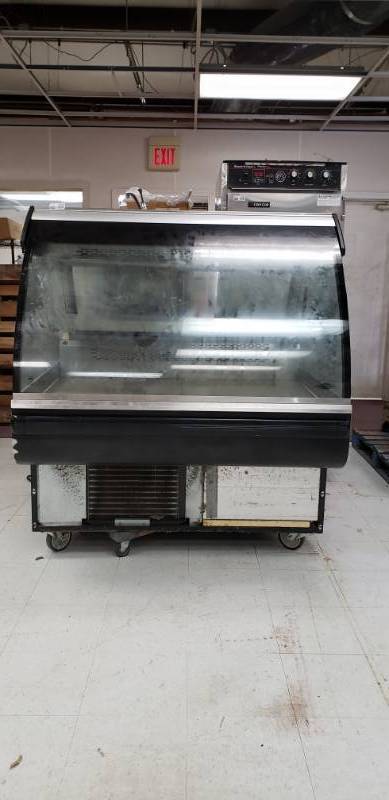 lot 2024 image: Federal Ind. CURVED GLASS REFRIGERATED MAXI DELI MODEL MCG-454-DC