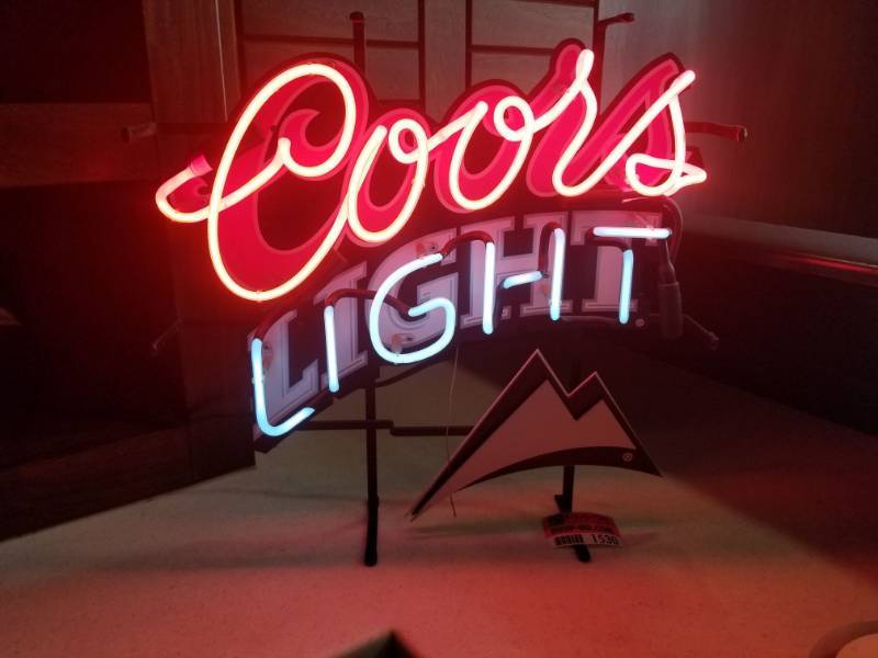 lot 1530 image: Coors Light Up Sign