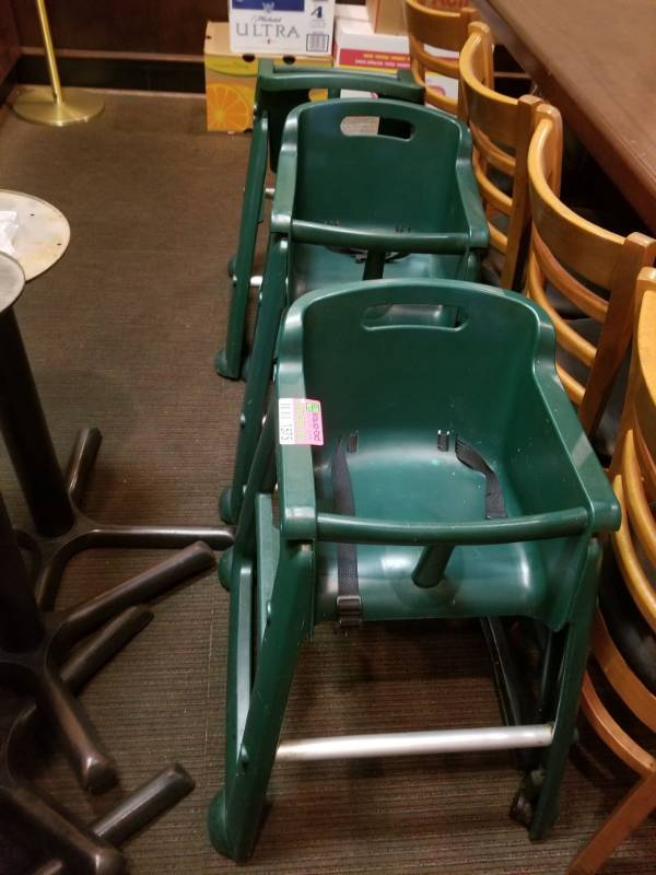 lot 1575 image: 3 Plastic Rubbermaid High Chairs