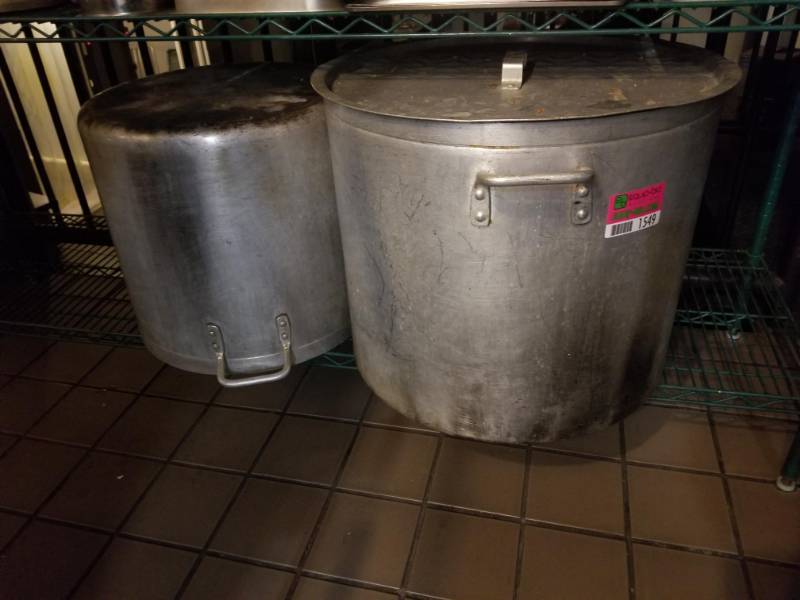lot 1549 image: 2 Large Pots