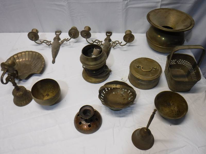 lot 1211 image: Large lot of brass items
