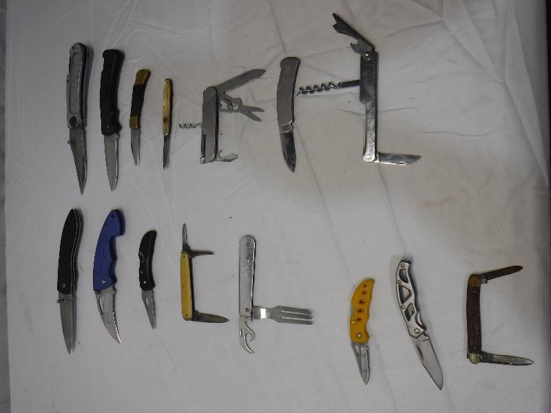 lot 1219 image: Lot of pocket knives