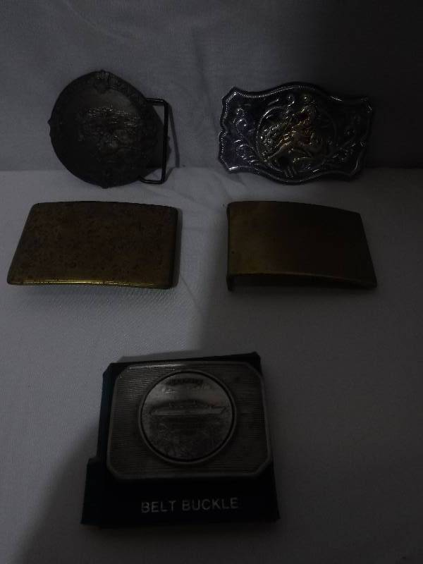 lot 1222 image: Lot of belt buckles