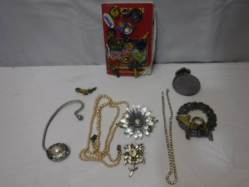 lot 1227 image: Collectible pins and costume jewelry lot