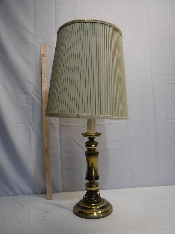 lot 1263 image: Table lamp with shade