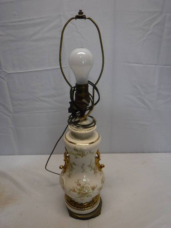 lot 1280 image: Fancy based table lamp, needs rewired