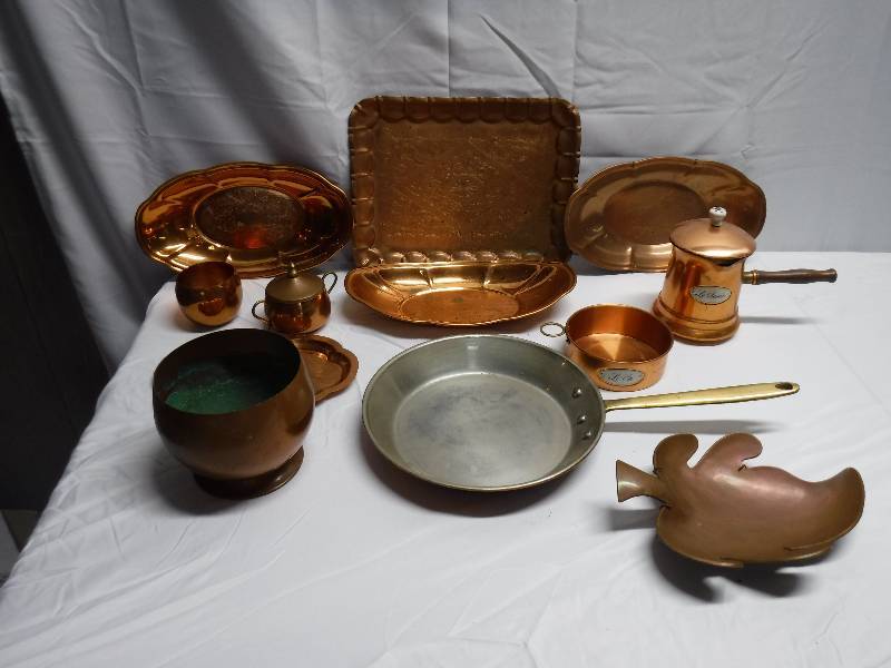 lot 1203 image: Lot of copper and brass decor
