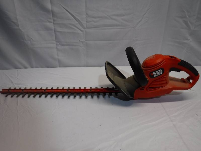 lot 1212 image: Black and Decker 22 hedge trimmer