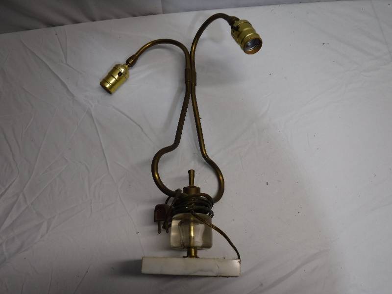 lot 1213 image: Vintage lamp