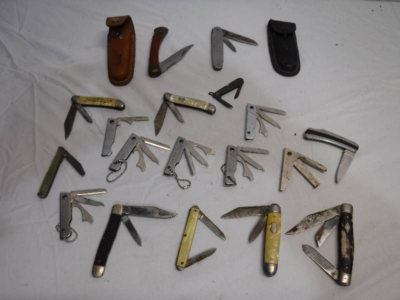 lot 1249 image: Lot of pocket knives, some have cases