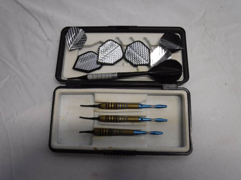 lot 1250 image: Jewel facet darts with case