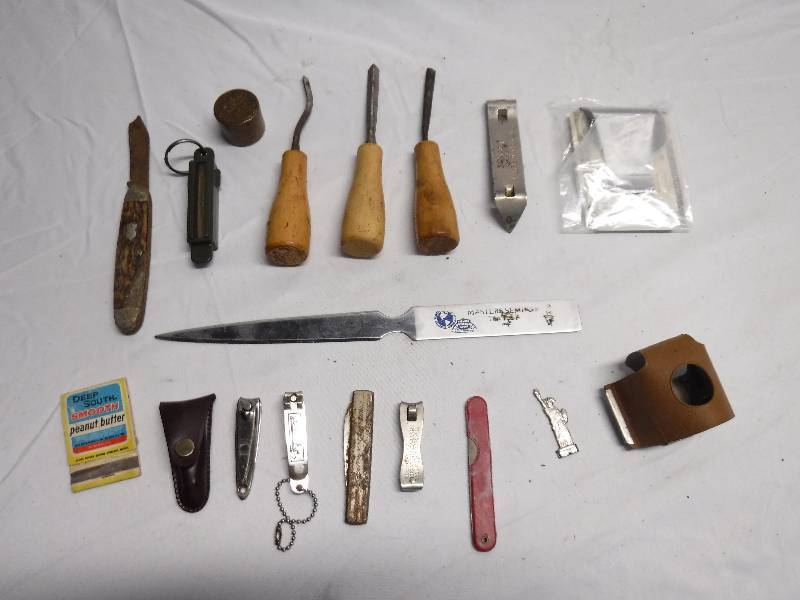 lot 1251 image: Misc lot, includes pocket knives, clippers, awls and more