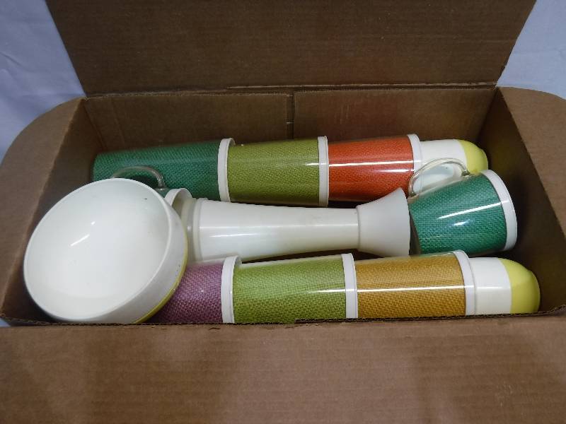 lot 1300 image: Retro cups and mugs