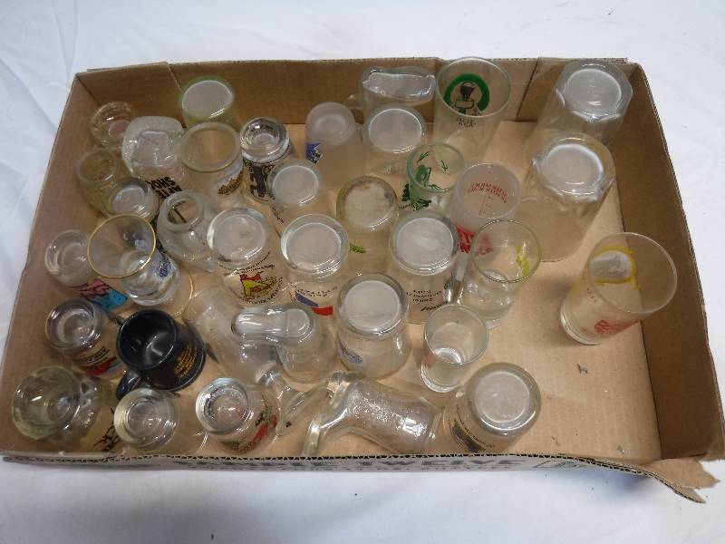 lot 1318 image: Flat of glasses