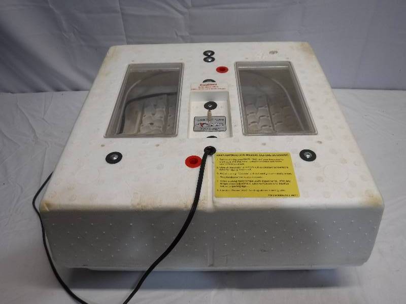 lot 19 image: Still air incubator 40 watt