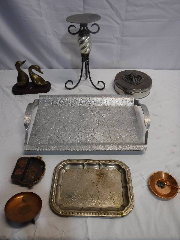 lot 1322 image: Misc home decor lot