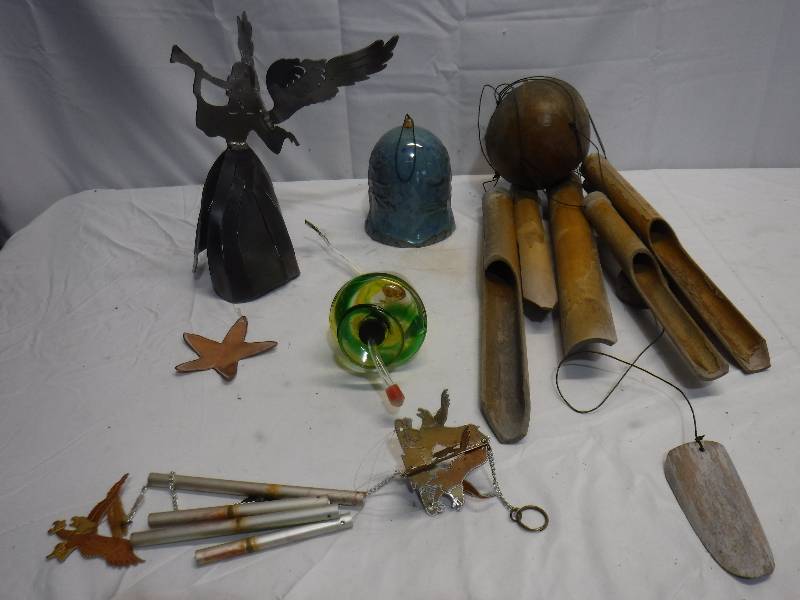 lot 1325 image: Wind chimes, hummingbird feeder and more
