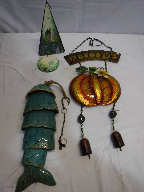 lot 1326 image: Welcome bells sign, fish shaped wind chime and triangle bell