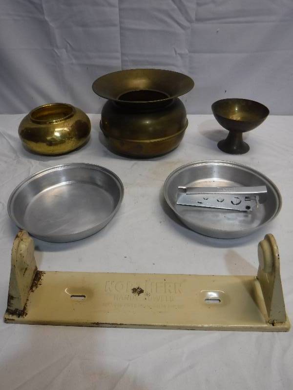 lot 1332 image: Spitoon, urn and lunch kit