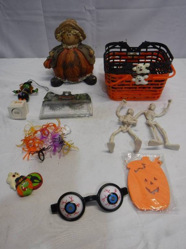 lot 1339 image: Fun Halloween lot