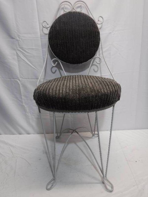 lot 1355 image: Vanity seat