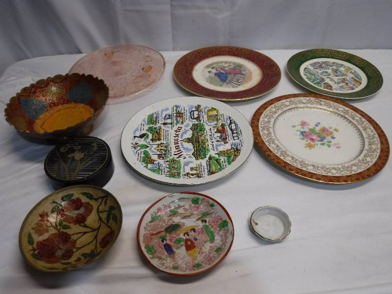 lot 1361 image: Decorative plates and bowls lot