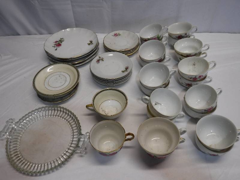lot 1363 image: Lot of tea cups and plates
